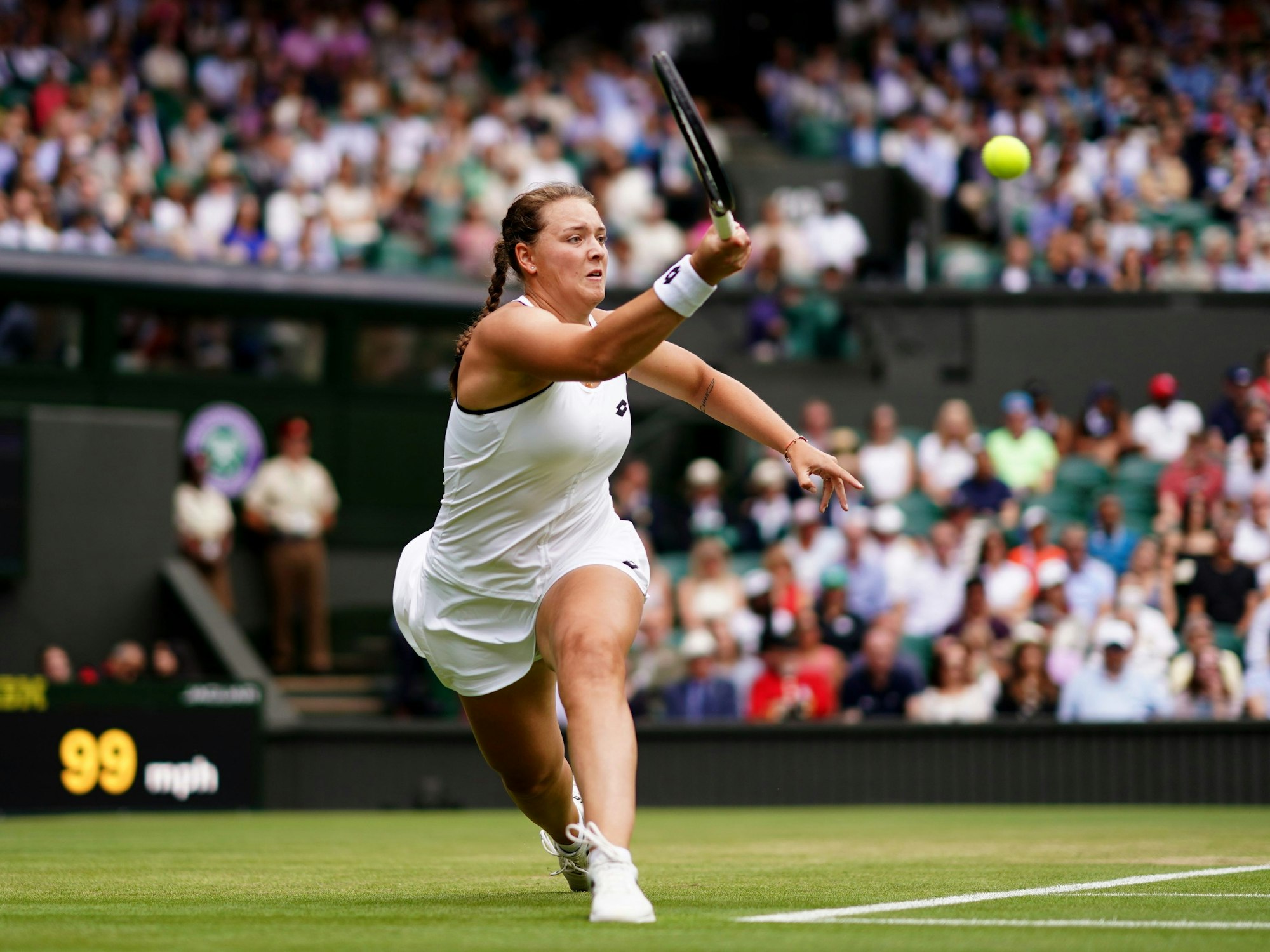 Jule Niemeier in Aktion in Wimbledon.