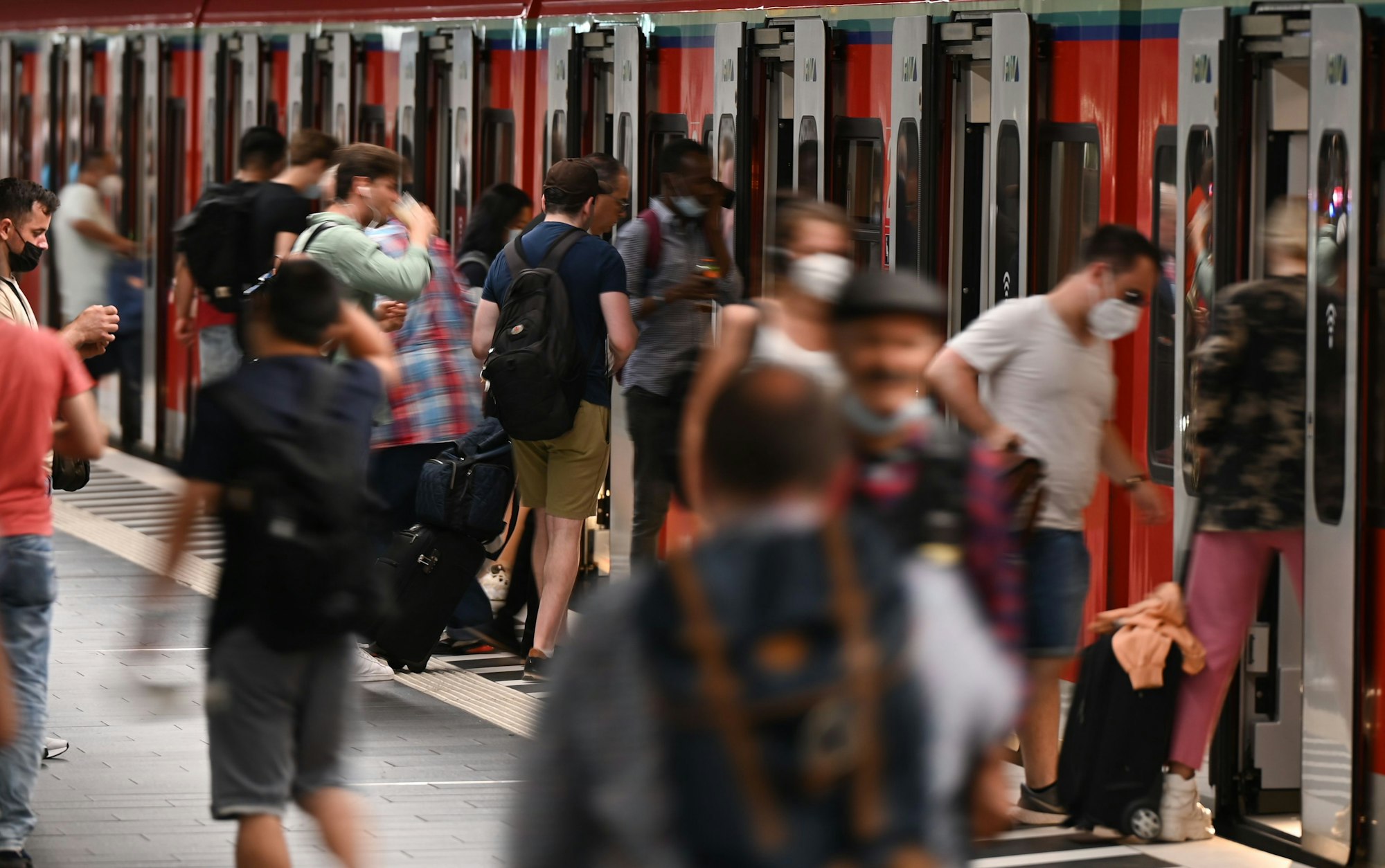 Zugreisende steigen im Hauptbahnhof in eine S-Bahn ein (Aufnahme mit länger Verschlusszeit).