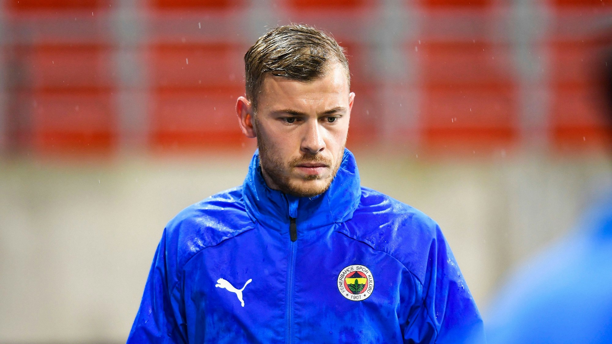 Max Meyer steht während einer Trainingseinheit auf dem Platz