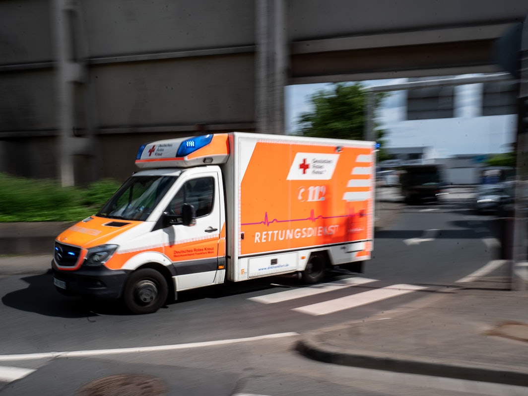 Ein Rettungswagen fährt mit Blaulicht. Eine 28-jährige Fußgängerin wurde am Sonntagabend von einem SUV angefahren und schwer verletzt.