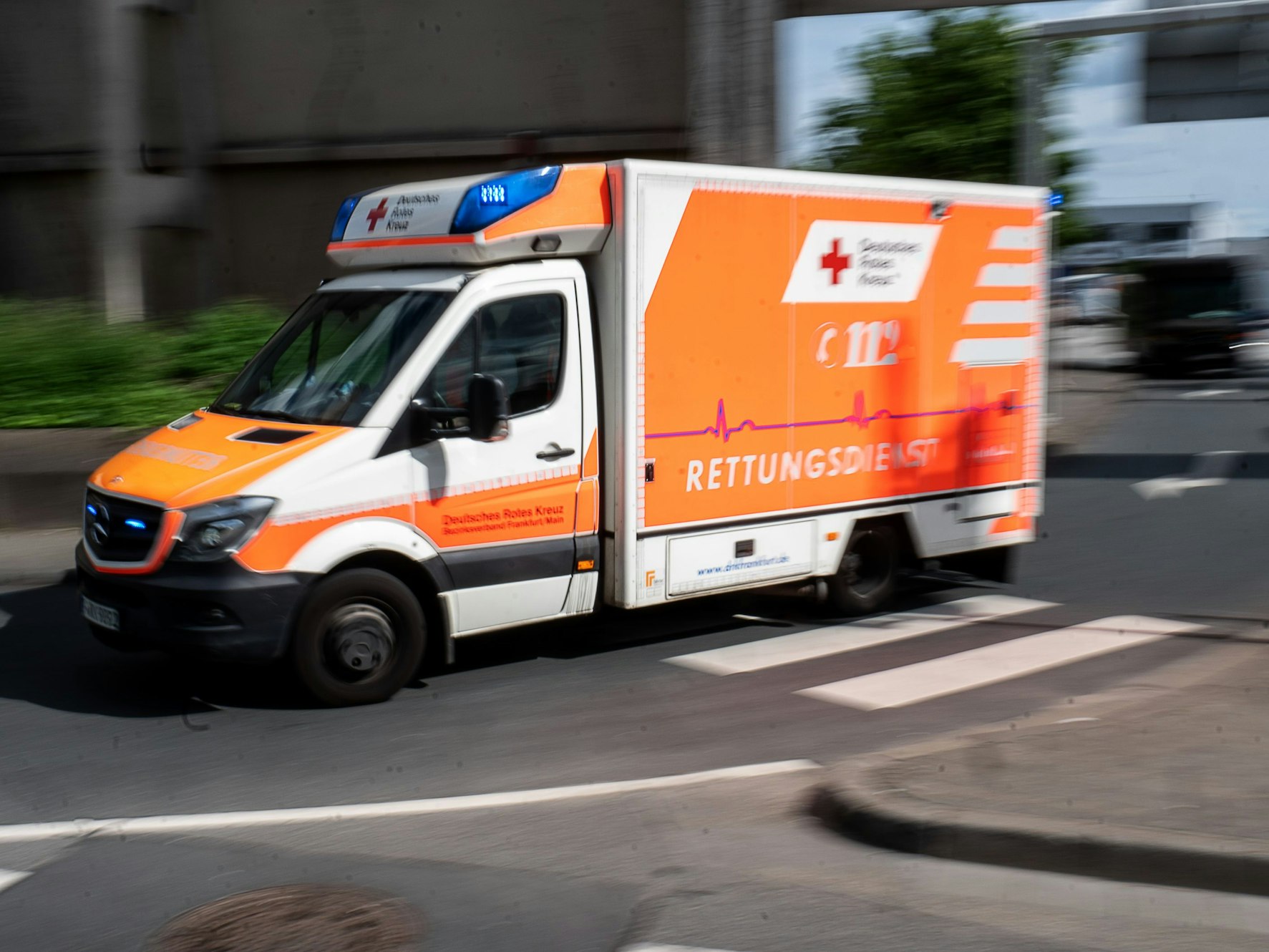 Ein Rettungswagen fährt mit Blaulicht. Eine 28-jährige Fußgängerin wurde am Sonntagabend von einem SUV angefahren und schwer verletzt.