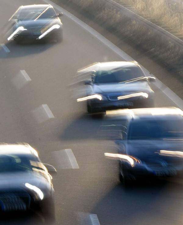 Autos fahren am 9. Dezember 2008 auf der Autobahn A8 bei Karlsbad im Kreis Karlsruhe.
