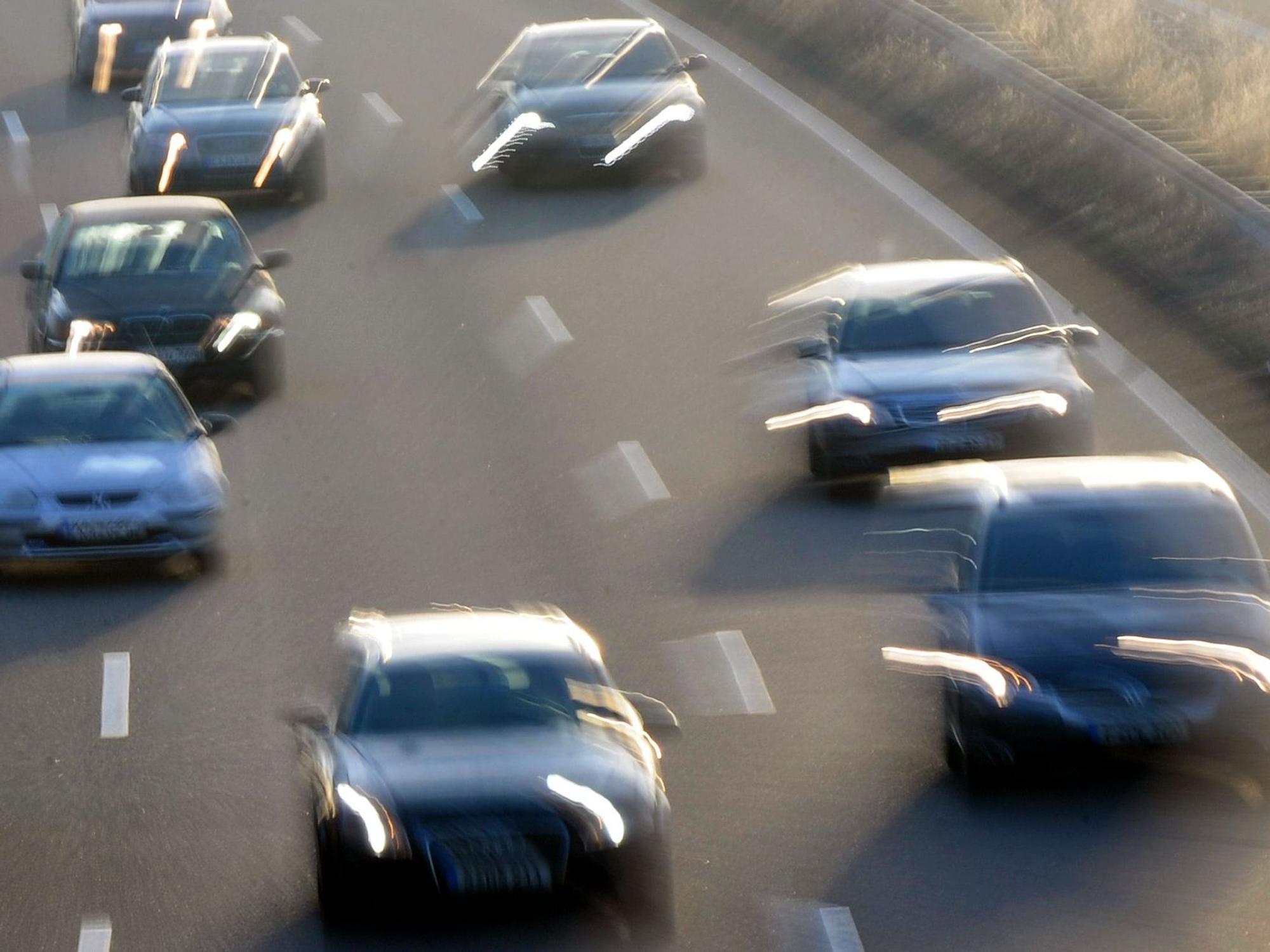 Autos fahren am 9. Dezember 2008 auf der Autobahn A8 bei Karlsbad im Kreis Karlsruhe.