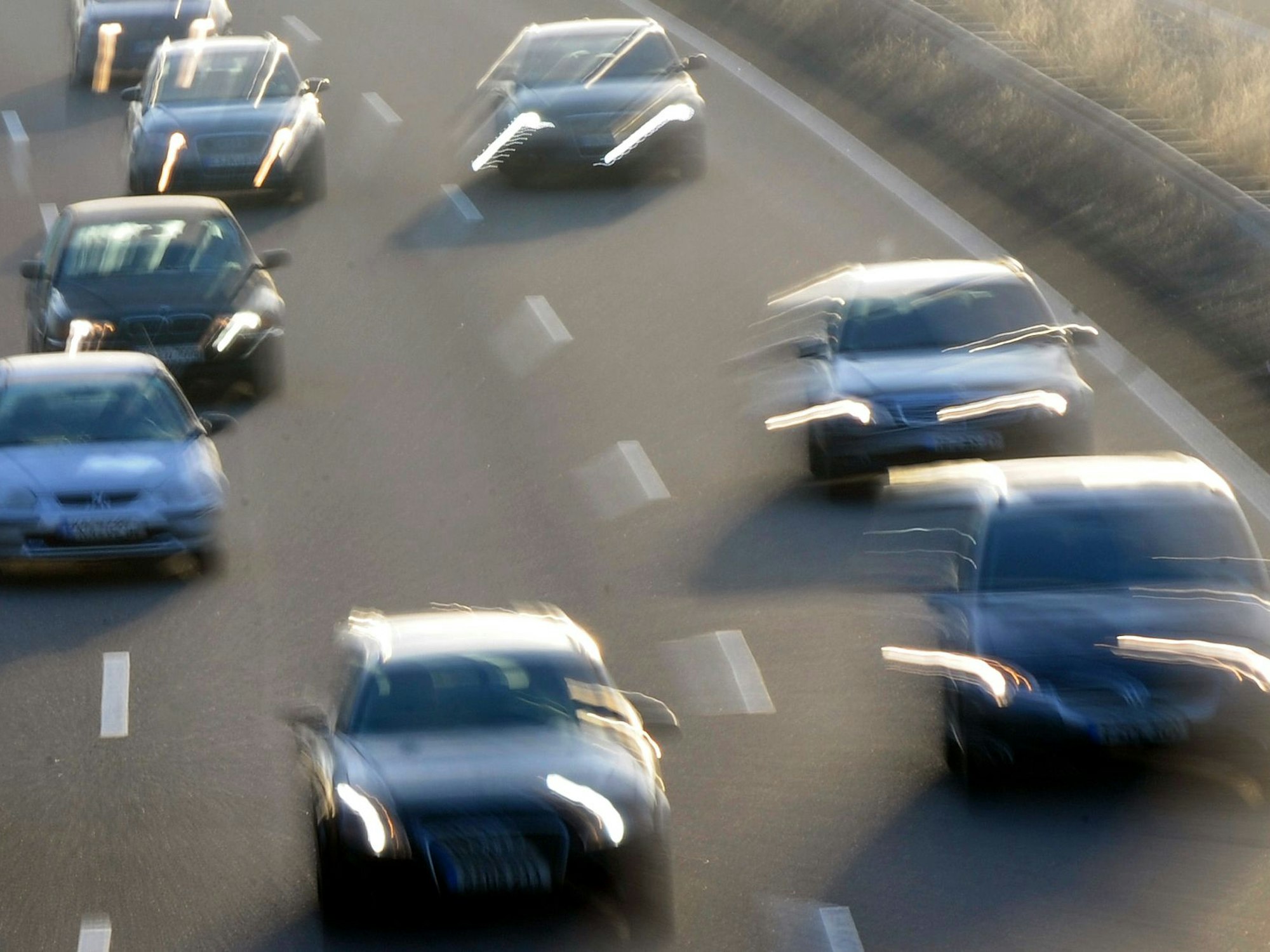 Autos fahren am 9. Dezember 2008 auf der Autobahn A8 bei Karlsbad im Kreis Karlsruhe.