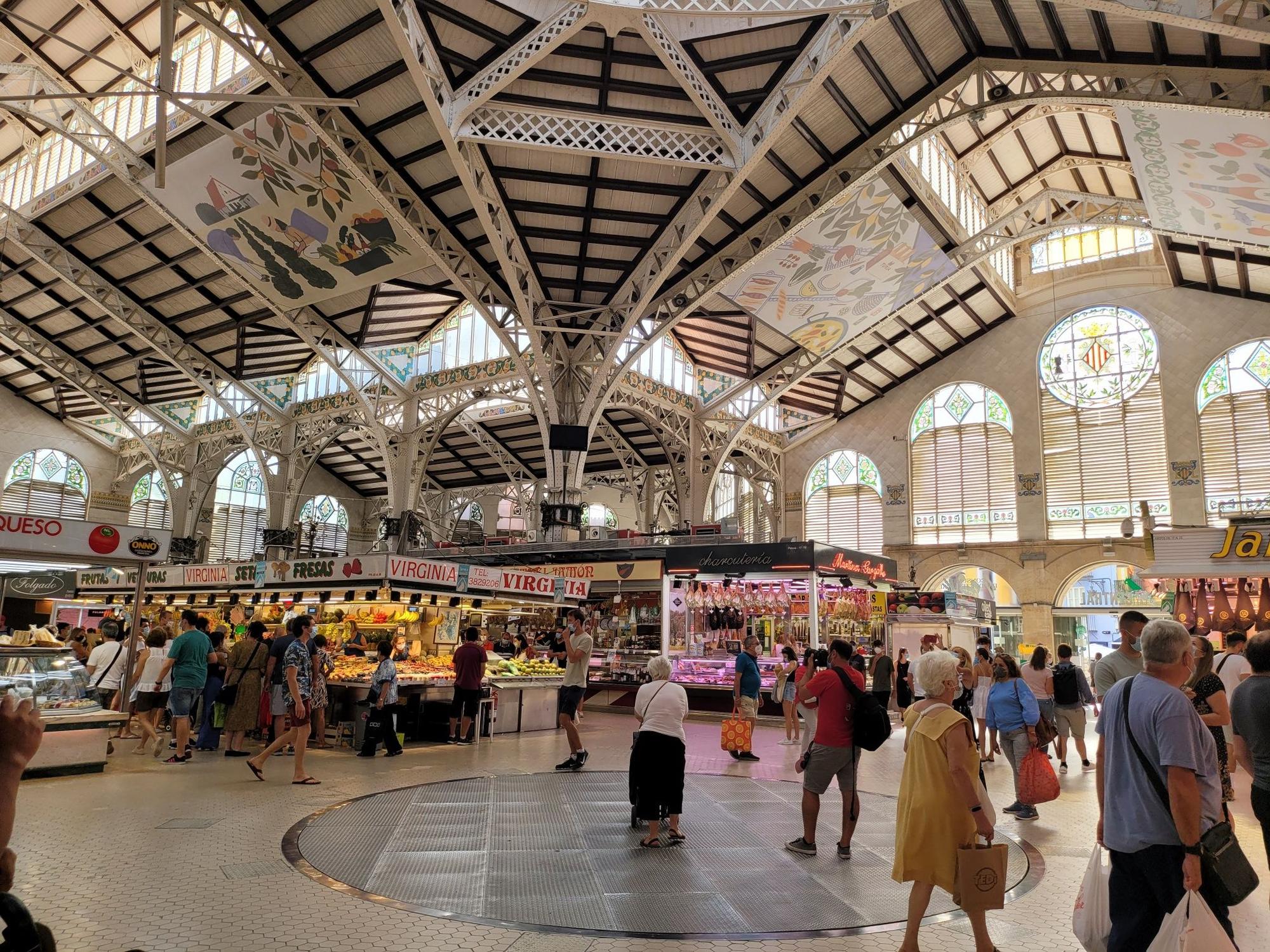 Valencia, Spanien. Das Foto aus dem September 2021 zeigt die Markthalle Mercat Central