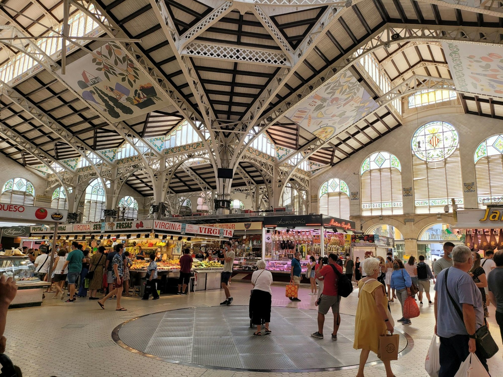 Valencia, Spanien. Das Foto aus dem September 2021 zeigt die Markthalle Mercat Central