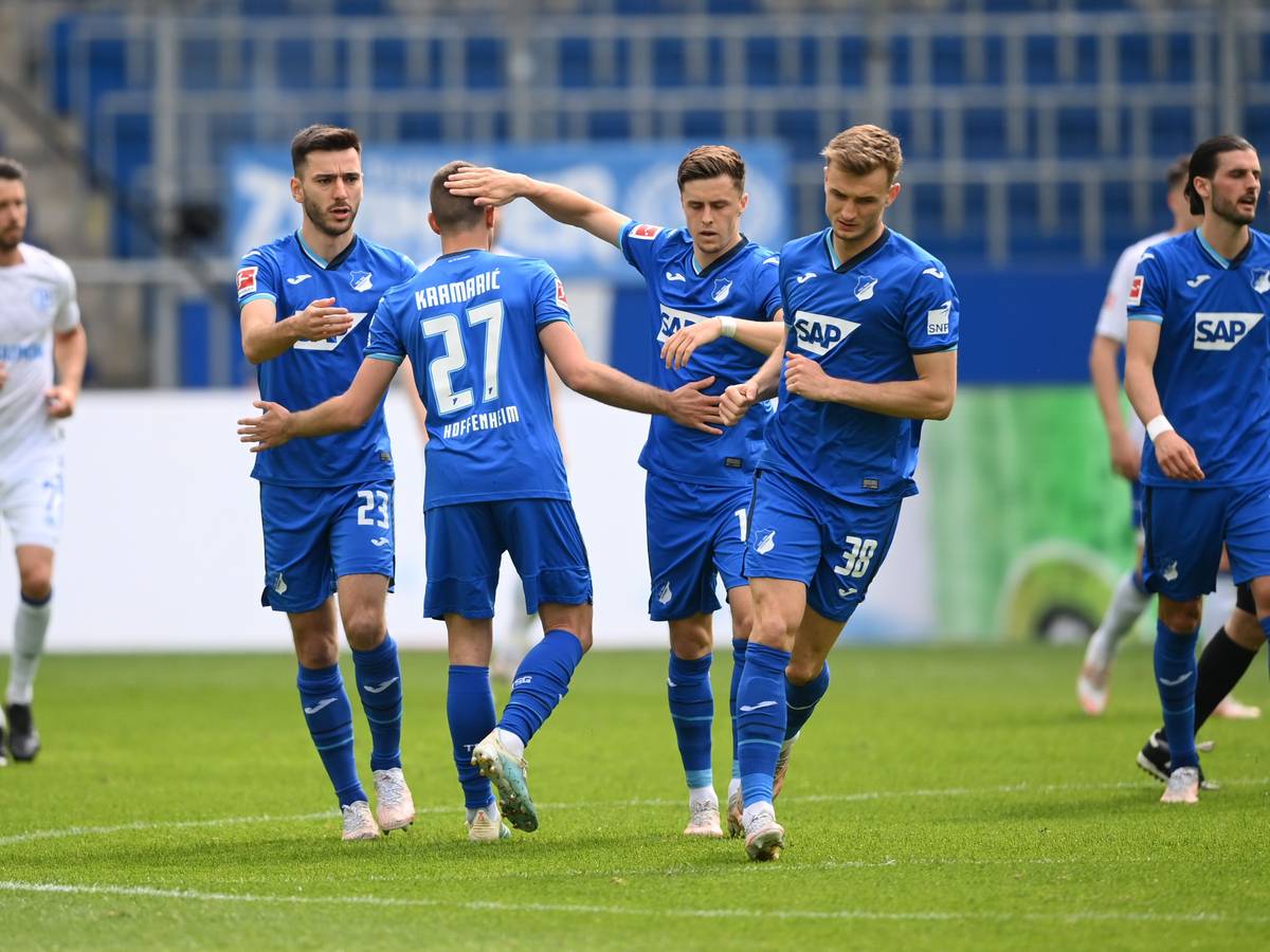 Sargis Adamyan und Andrej Kramaric jubeln mit ihren Mannschaftskollegen bei der TSG Hoffenheim über ein Tor.