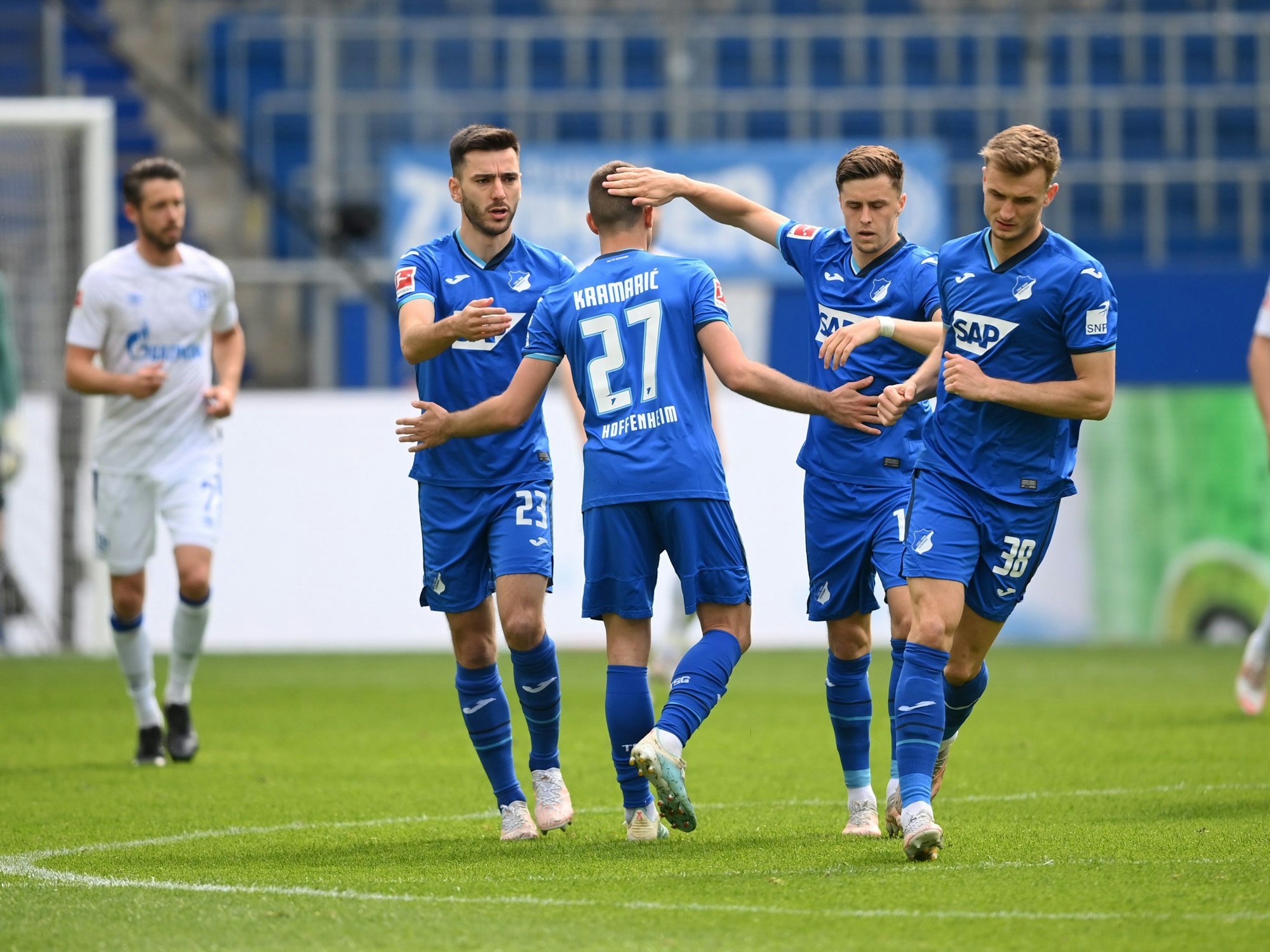 Sargis Adamyan und Andrej Kramaric jubeln mit ihren Mannschaftskollegen bei der TSG Hoffenheim über ein Tor.