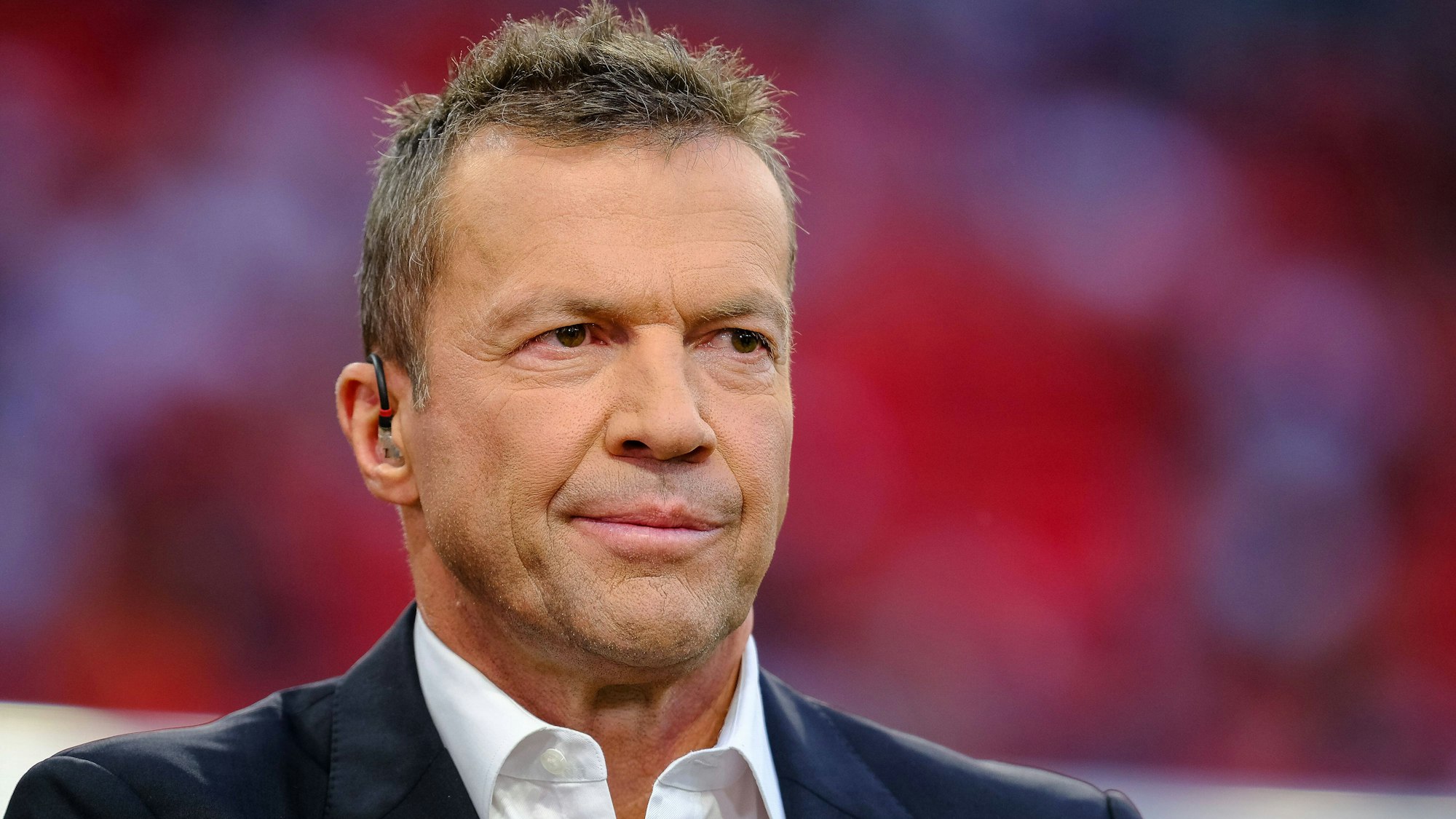 Lothar Matthäus schaut in die Ferne.