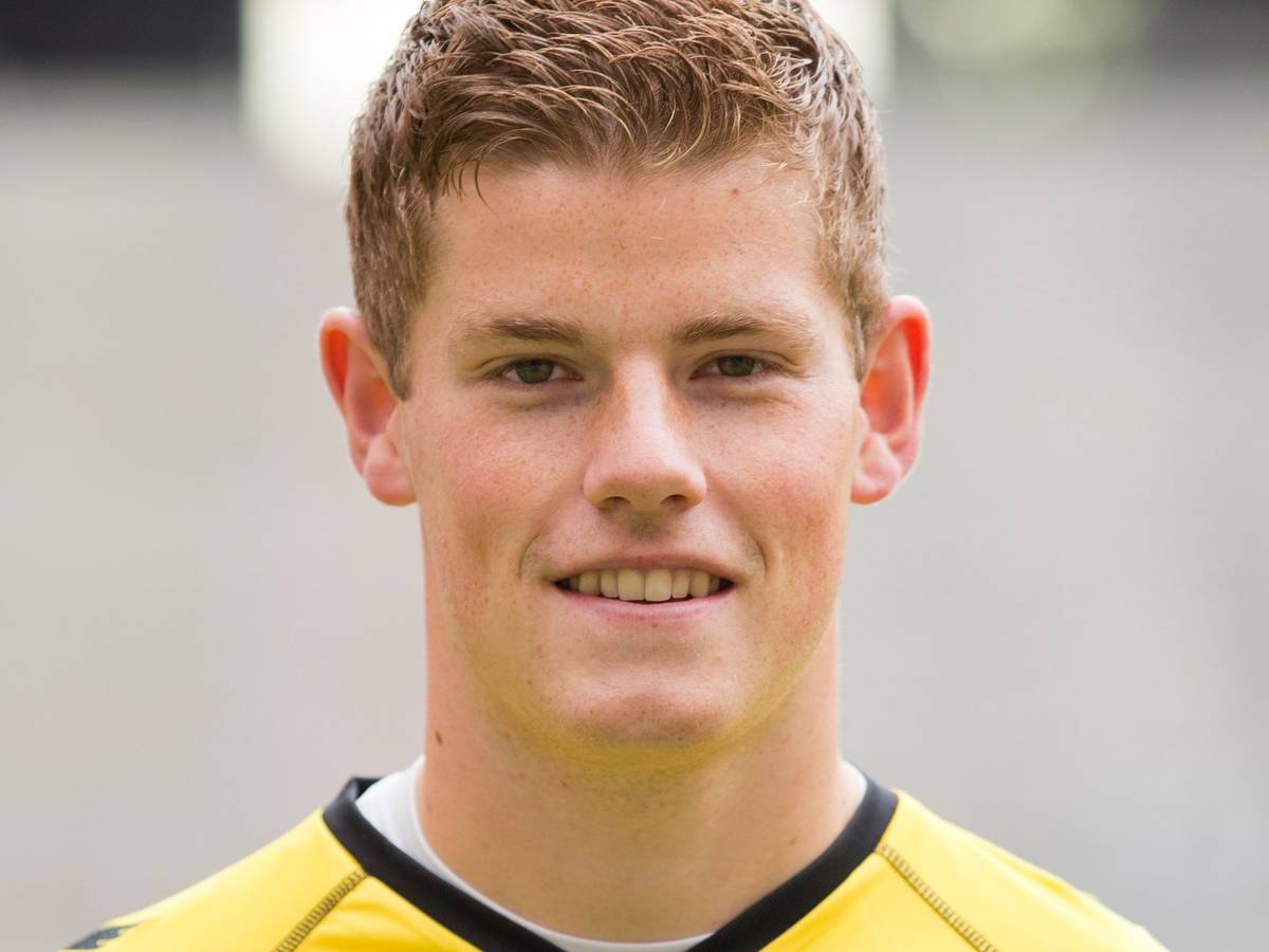 Timo Horn blickt beim Fotoshooting in die Kamera.