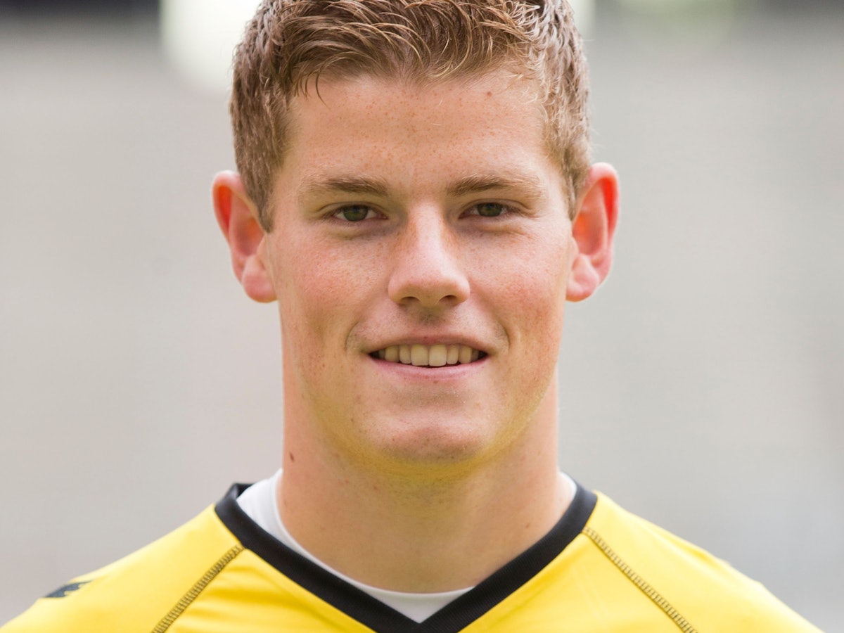 Timo Horn blickt beim Fotoshooting in die Kamera.