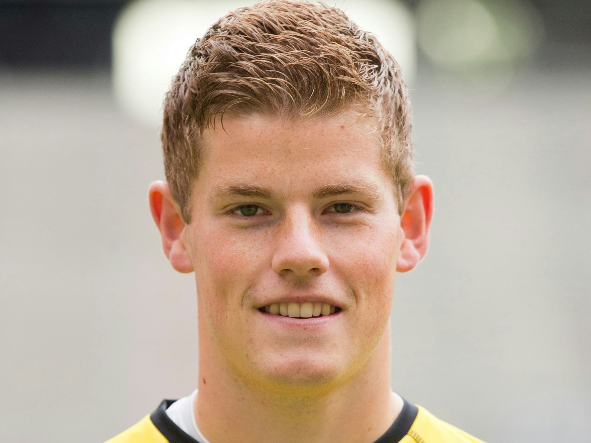 Timo Horn blickt beim Fotoshooting in die Kamera.