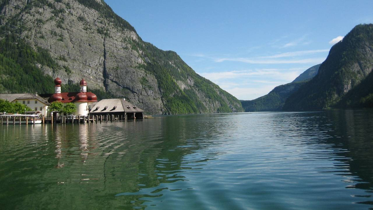 Die berühmte St. Bartholomä-Kirche direkt am Ufer des Königssees in den Berchtesgadener Alpen