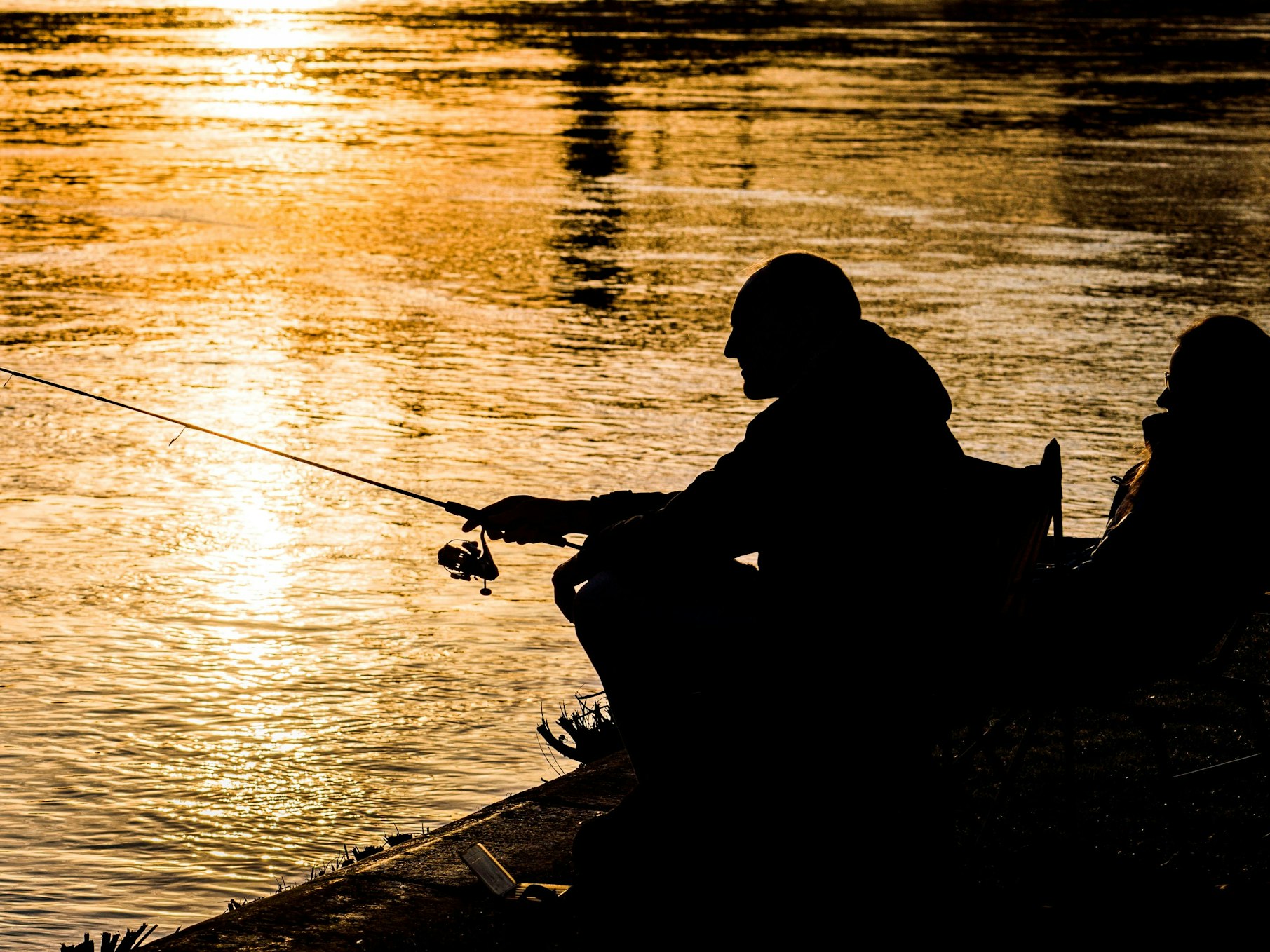 Ein Angler hat einen schrecklichen Fund gemacht. Unser Foto zeigt einen Angler am Mainufer.
