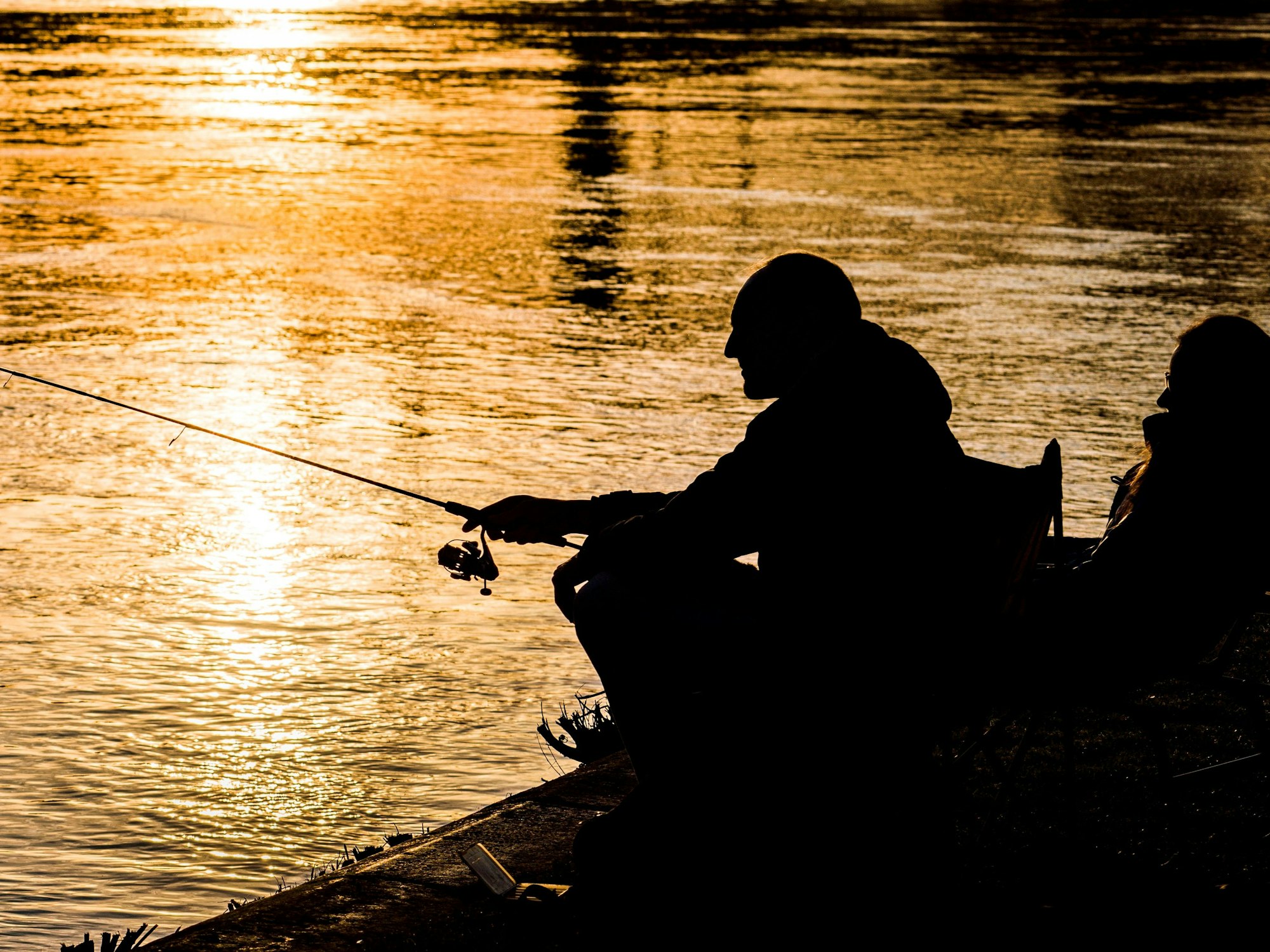 Ein Angler hat einen schrecklichen Fund gemacht. Unser Foto zeigt einen Angler am Mainufer.