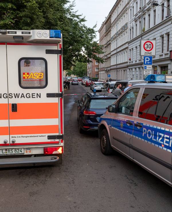 Ein Rettungswagen und ein Polizeifahrzeug stehen auf einer Straße bei einem Einsatz am 15. Juli 2021 in Leipzig.