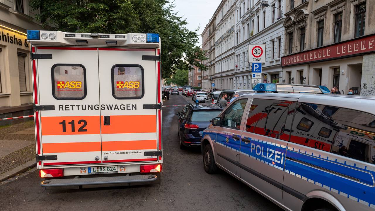 Ein Rettungswagen und ein Polizeifahrzeug stehen auf einer Straße bei einem Einsatz am 15. Juli 2021 in Leipzig.