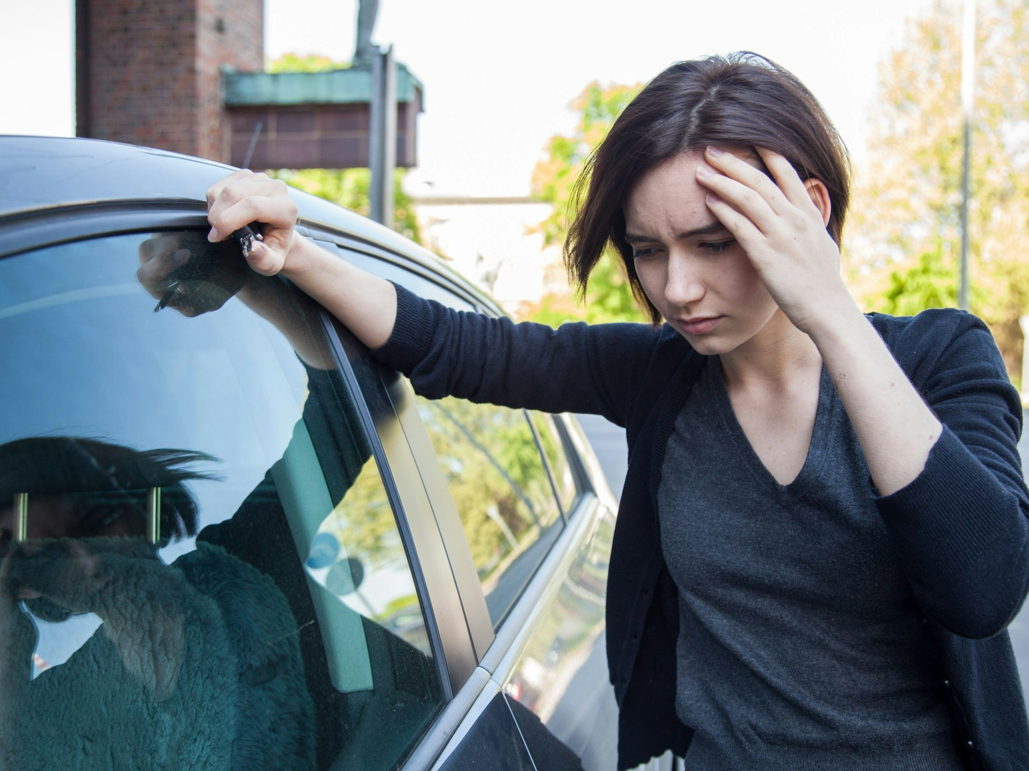 Viele Kinder und Erwachsene leiden unter Reiseübelkeit. Das Symbolbild vom 4. Juli 2022 zeigt eine junge Frau mit Symptomen einer Kinetose.