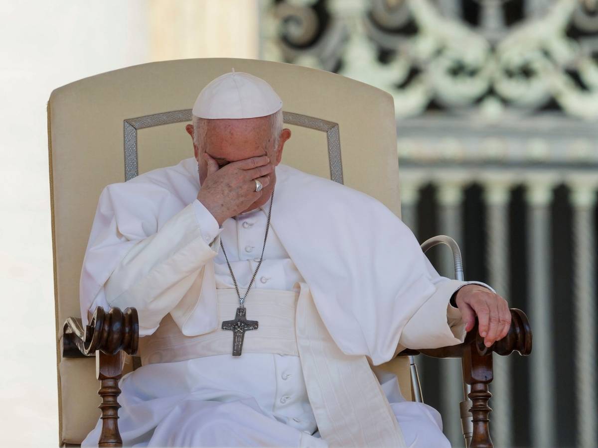 Papst Franziskus legt seinen Kopf in die Hand bei seiner wöchentlichen Generalaudienz auf dem Petersplatz im Vatikan im Juni 2022.