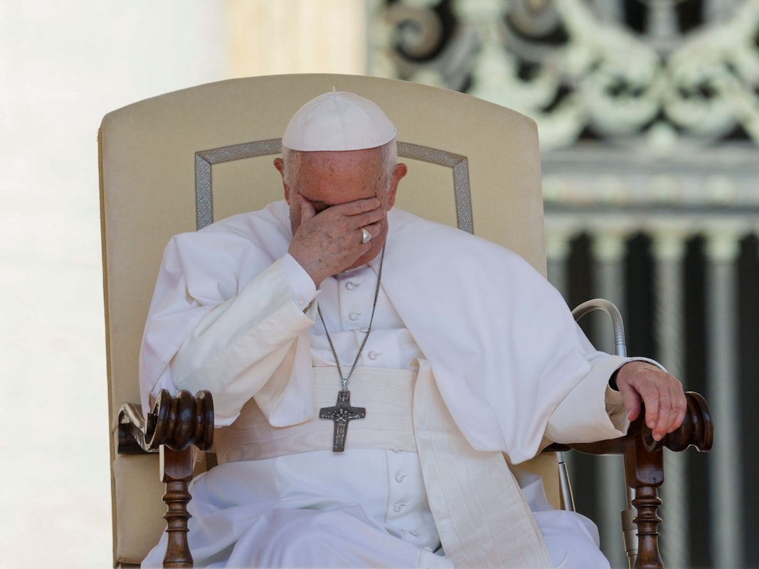 Papst Franziskus legt seinen Kopf in die Hand bei seiner wöchentlichen Generalaudienz auf dem Petersplatz im Vatikan im Juni 2022.