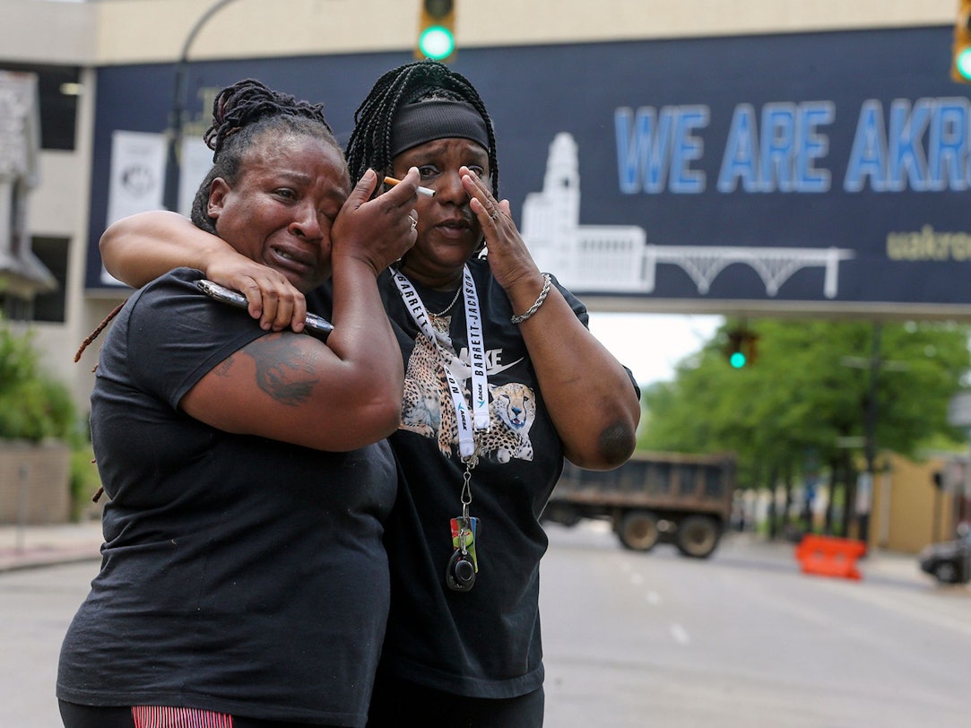 Sandra Dees (l) und Marquita Carter weinen vor dem Harold K. Stubbs Justice Center in Akron, Ohio, nachdem sie die Aufnahmen der Körperkamera von Jayland Walkers tödlicher Erschießung durch die Polizei von Akron gesehen haben.