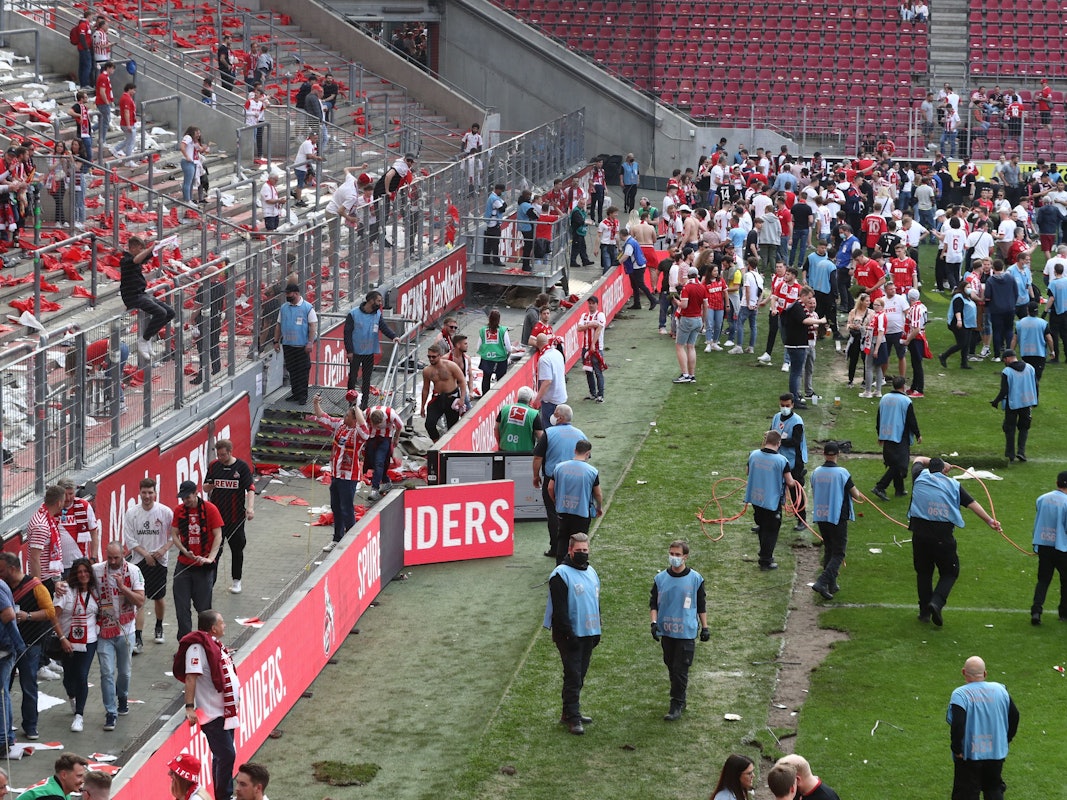 Fans des 1. FC Köln im Strafraum bei den Feierlichkeiten.
