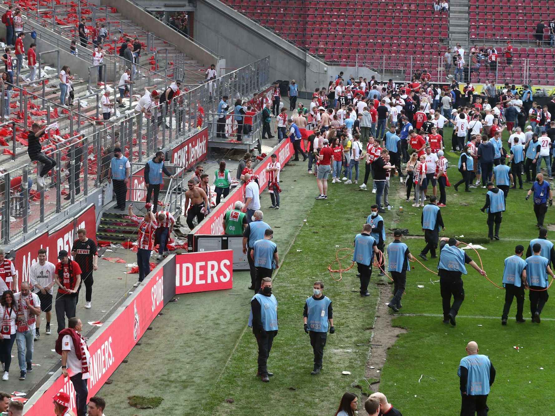 Fans des 1. FC Köln im Strafraum bei den Feierlichkeiten.