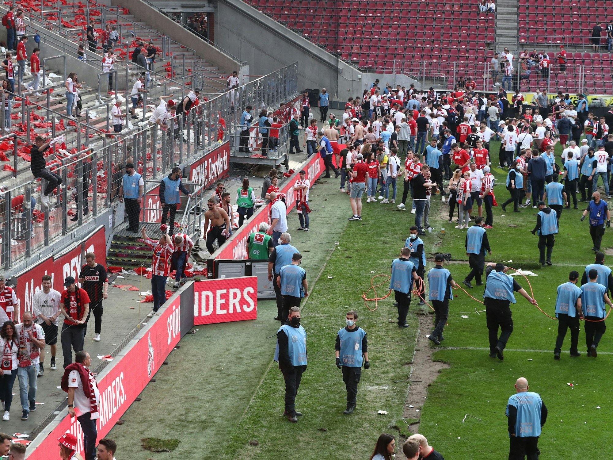 Fans des 1. FC Köln im Strafraum bei den Feierlichkeiten.