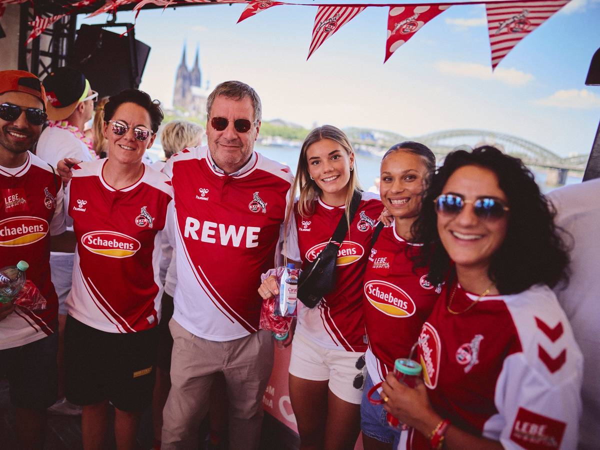 Die Delegation des 1. FC Köln auf der CSD-Parade in Köln