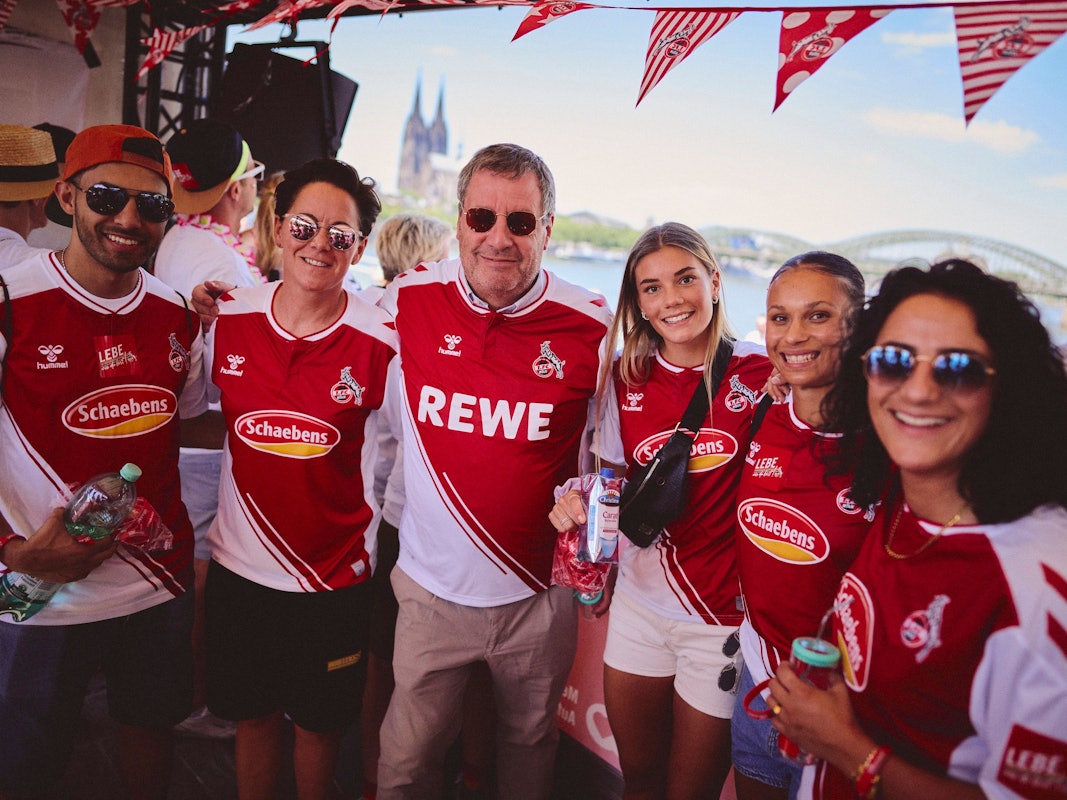 Die Delegation des 1. FC Köln auf der CSD-Parade in Köln