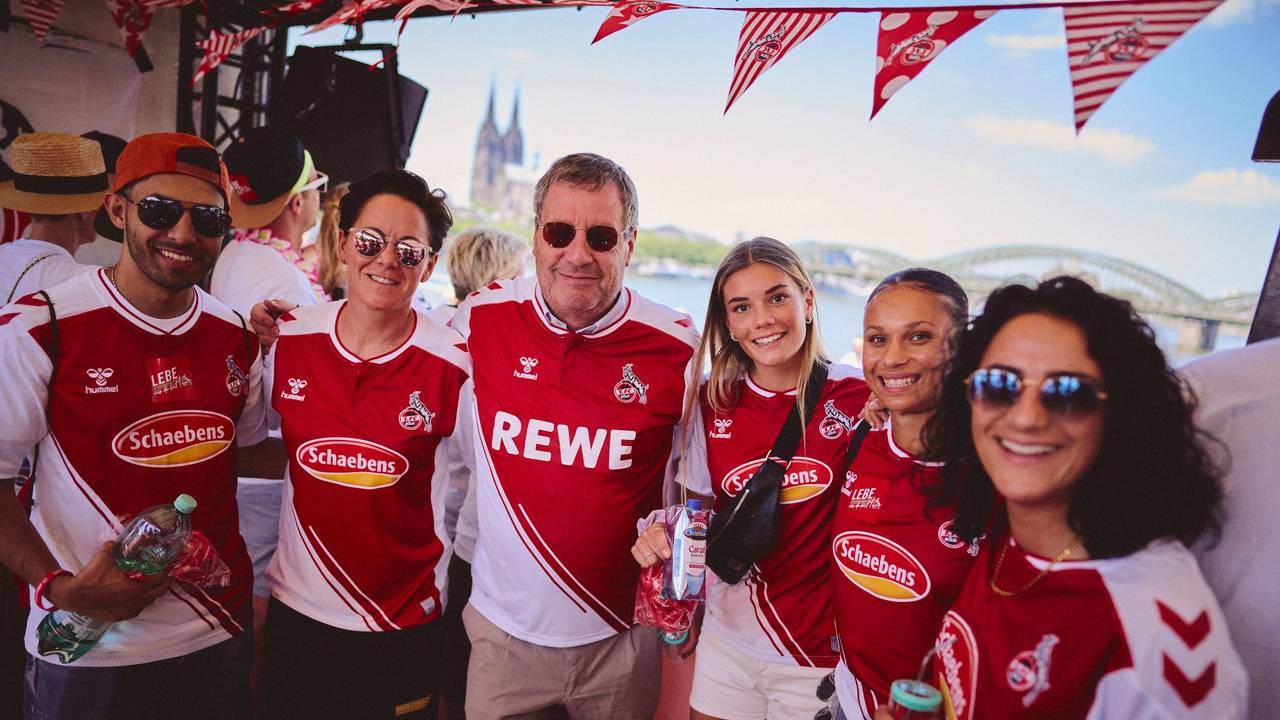 Die Delegation des 1. FC Köln auf der CSD-Parade in Köln
