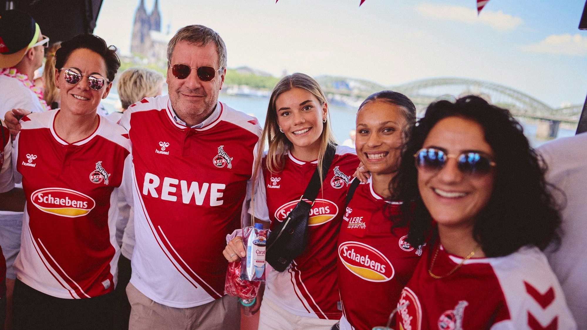 Die Delegation des 1. FC Köln auf der CSD-Parade in Köln