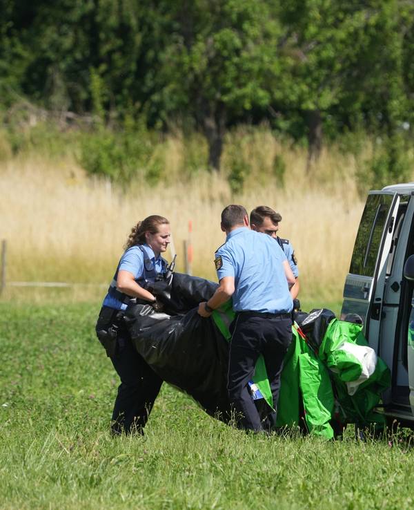 Rheinland-Pfalz, Gondershausen: Polizeibeamte transportieren die Hülle einer Hüpfburg ab.