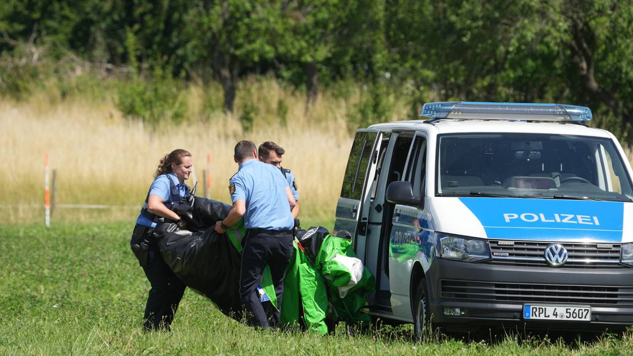Rheinland-Pfalz, Gondershausen: Polizeibeamte transportieren die Hülle einer Hüpfburg ab.