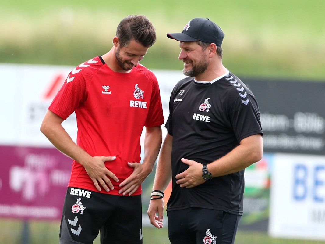 Mark Uth und Steffen scherzen im Training des 1. FC Köln.