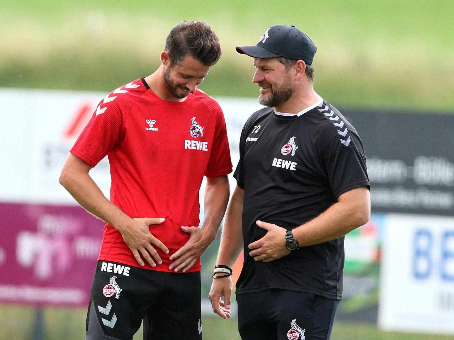 Mark Uth und Steffen scherzen im Training des 1. FC Köln.