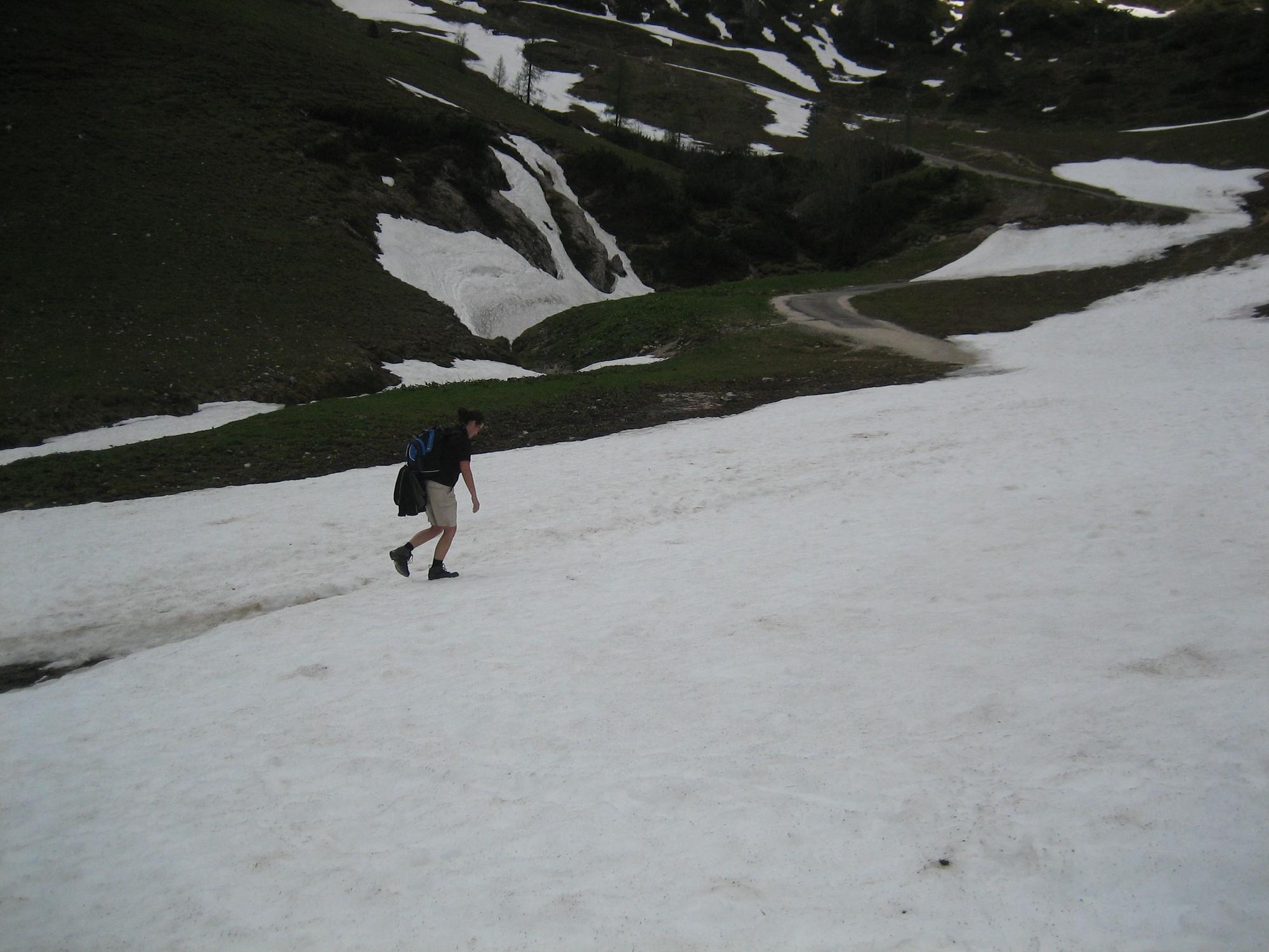 Eine Wanderin geht im Mai 2017 durch ein Schneefeld am Jenner in den Berchtesgadener Alpen in Bayern.