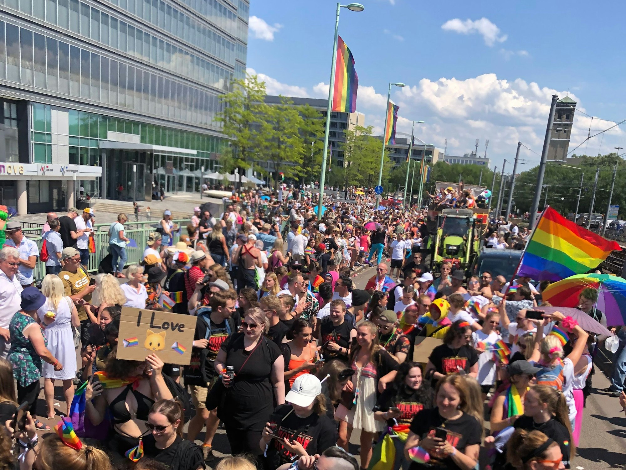 Die CSD-Demonstration am 3. Juli 2022 in Köln, die auf der Deutzer Brücke startete.