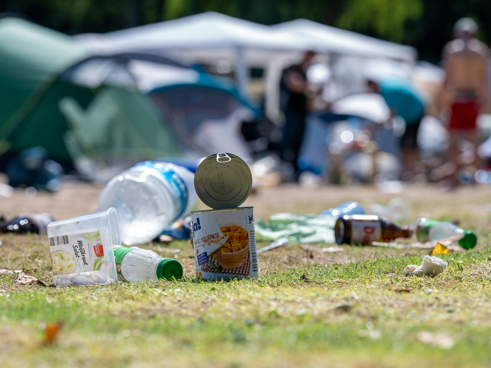04.07.2022, Köln: Viel Müll liegt nach dem Festival auf den Wiesen am Fühlinger See. Die Besucher von Summerjam hinterlassen sehr viel Schrott und Abfall. Foto: Uwe Weiser