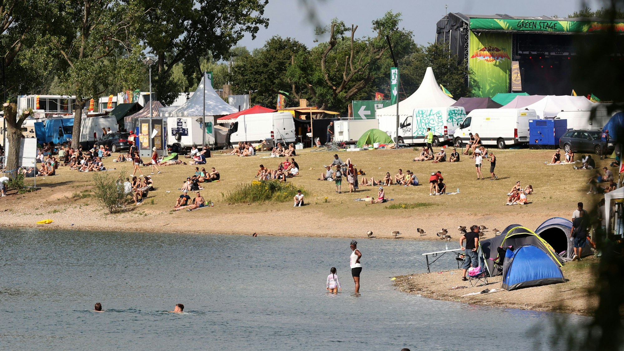 Nach einer Stunde wird ein vermisster Mann im Fühlinger See gefunden. Er starb wenig später. Schon wieder schwimmen Menschen im Fühlinger See.