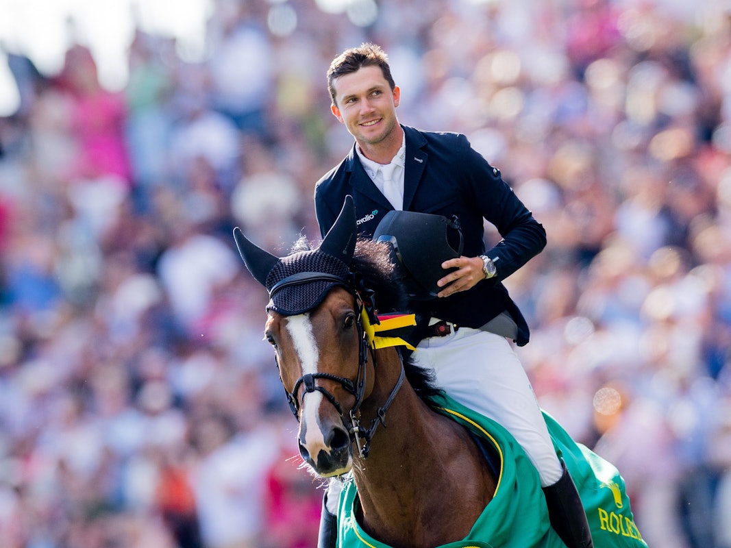 Der deutsche Reiter Gerrit Nieberg auf dem Pferd Ben freut sich über den Sieg.
