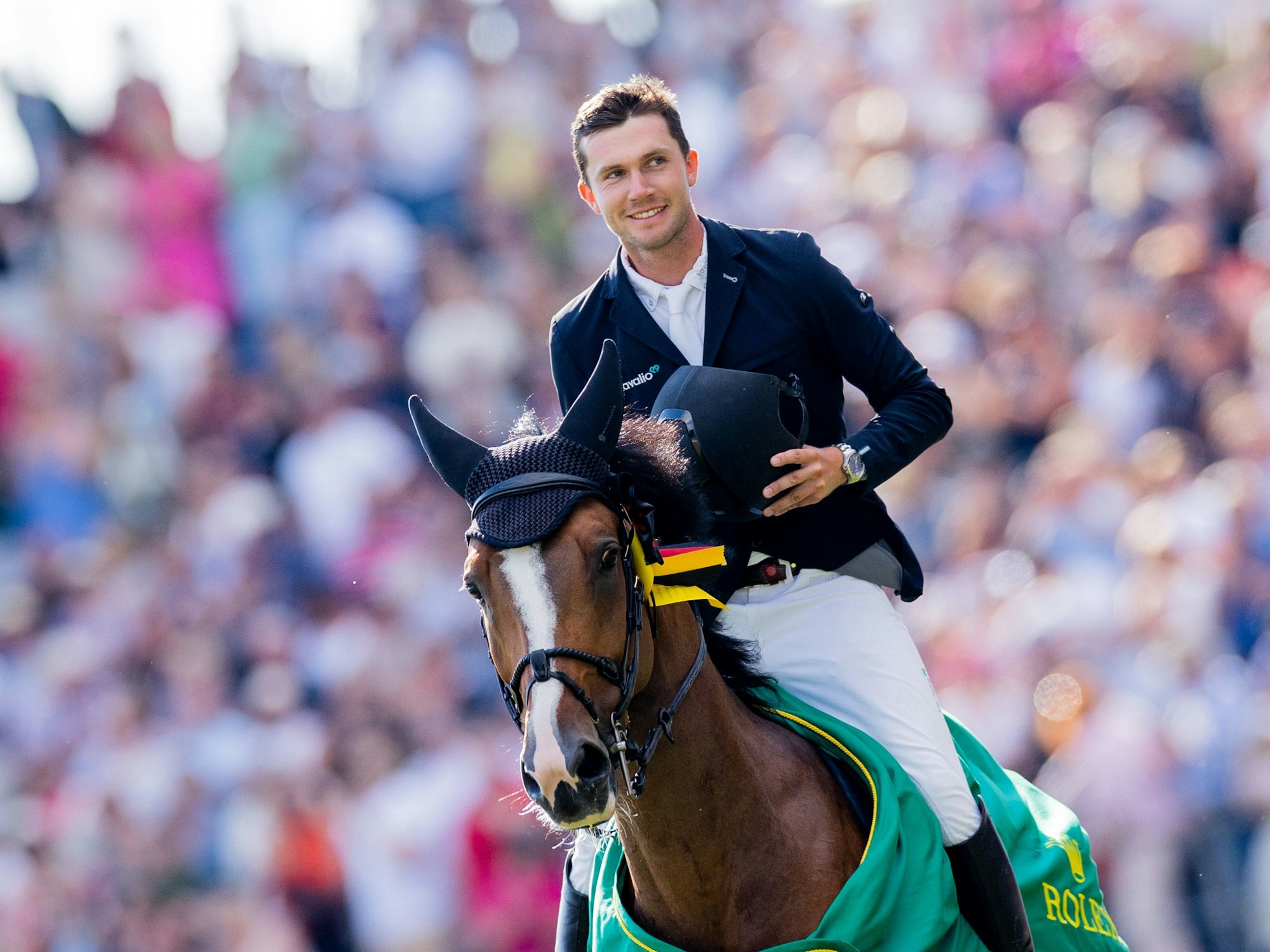 Der deutsche Reiter Gerrit Nieberg auf dem Pferd Ben freut sich über den Sieg.