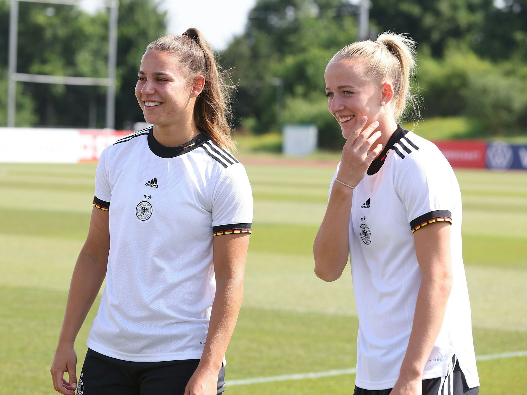 Lena Oberdorf und Lea Schüller lachen in die Kamera.