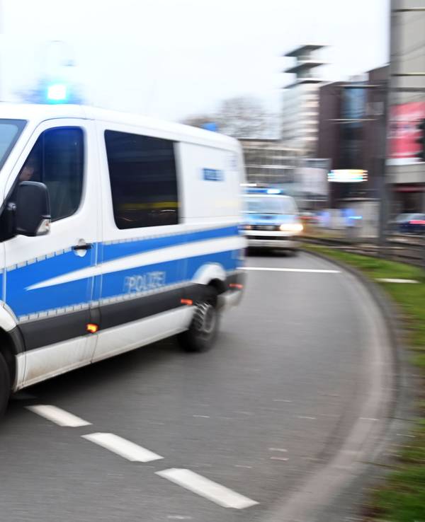 Einsatzfahrzeuge der Polizei fahren am Neumarkt.