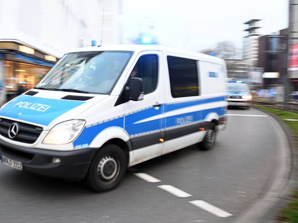 Einsatzfahrzeuge der Polizei fahren am Neumarkt.