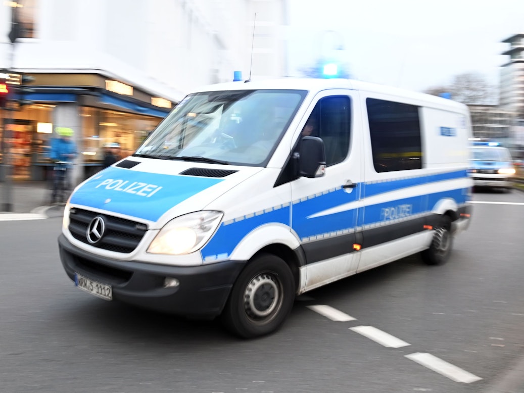 Einsatzfahrzeuge der Polizei fahren am Neumarkt.