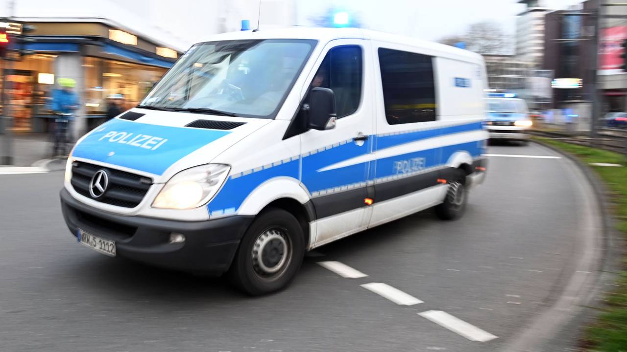 Einsatzfahrzeuge der Polizei fahren am Neumarkt.