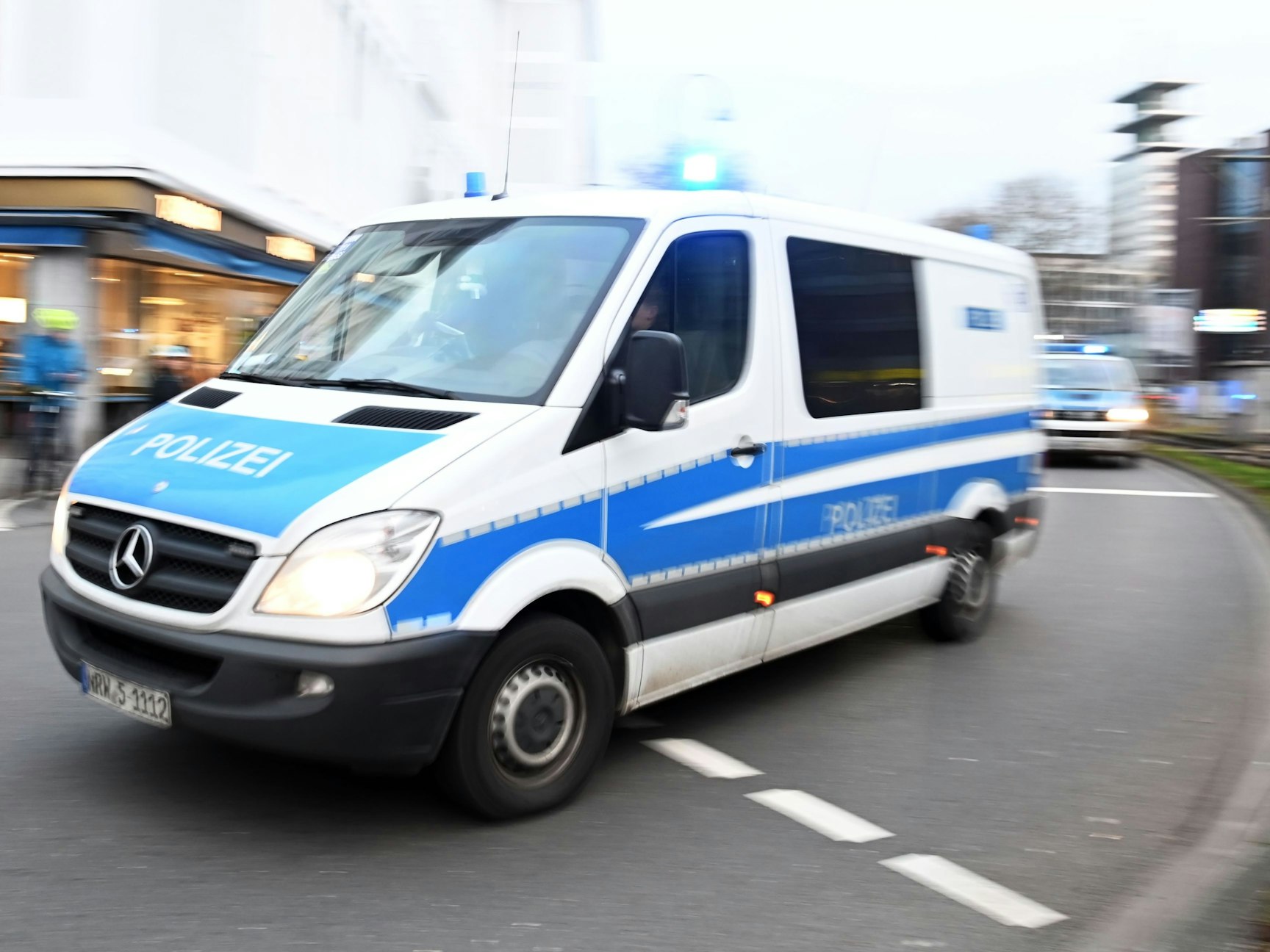 24.01.2022 in Köln: Einsatzfahrzeuge der Polizei am Kölner Neumarkt