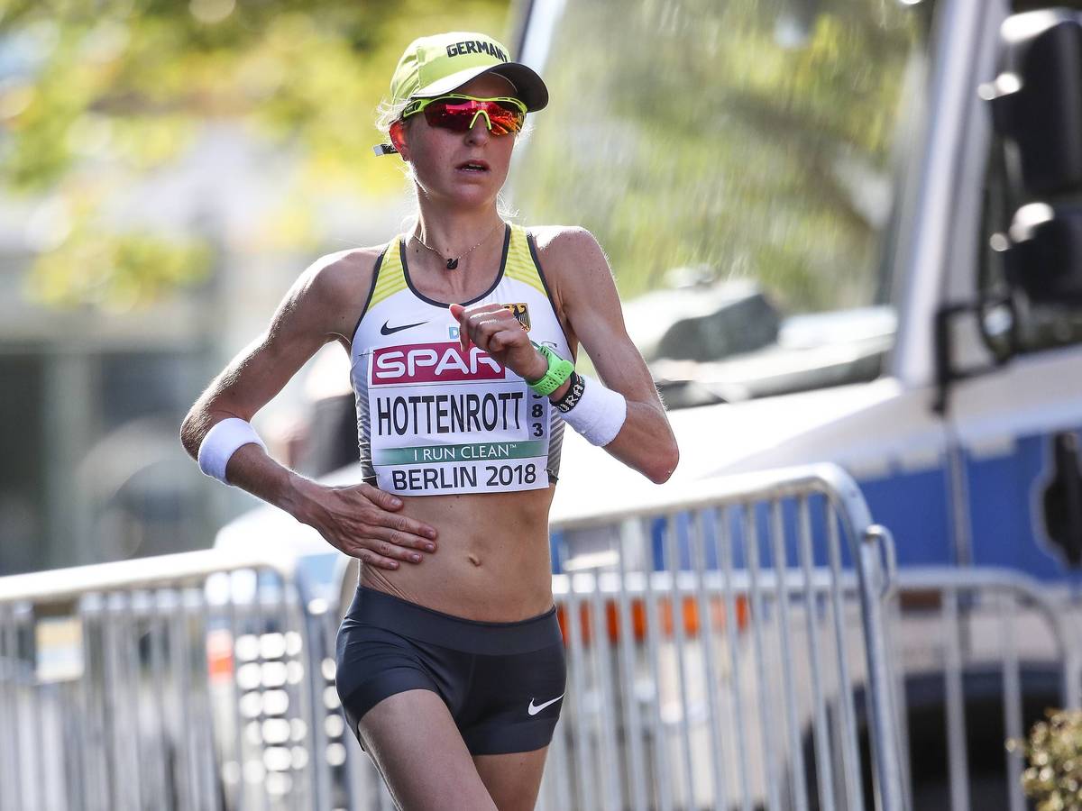 Laura Hottenrott (Deutschland) läuft mit Sonnebrille und Mütze.