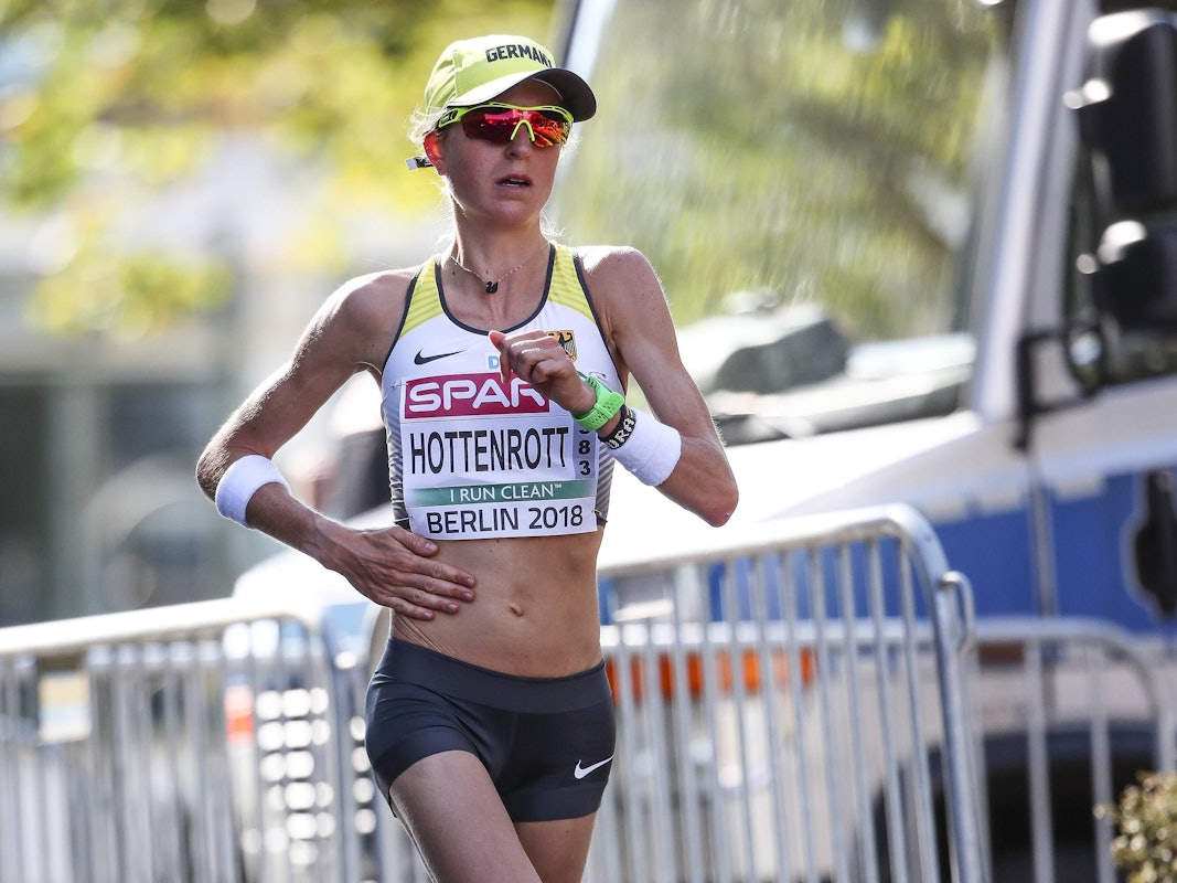 Laura Hottenrott (Deutschland) läuft mit Sonnebrille und Mütze.
